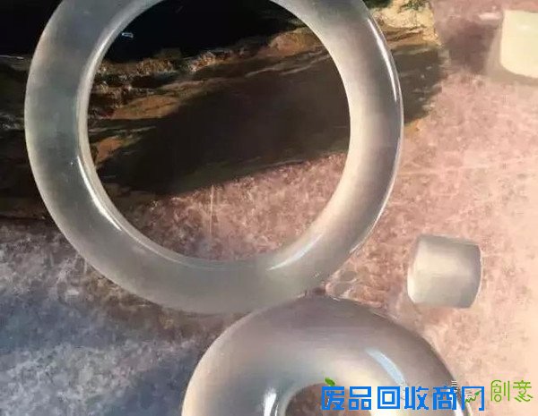 万元赌石切出千万翡翠,制作10000000手镯过程