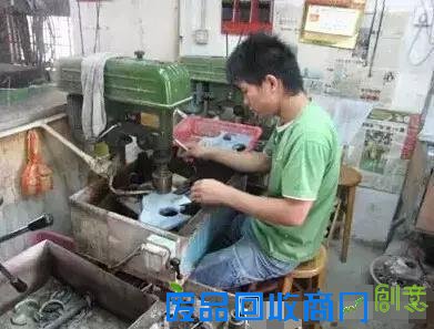 万元赌石切出千万翡翠,制作10000000手镯过程