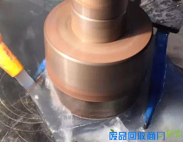 万元赌石切出千万翡翠,制作10000000手镯过程