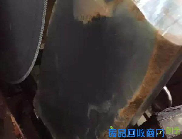 万元赌石切出千万翡翠,制作10000000手镯过程