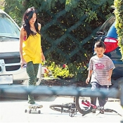 张柏芝踩滑板血拼 女神生活中原是高手实在有些帅!