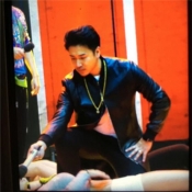 欧弟晒照称面对曼妙身材面不改色 网友：只是心狂跳!