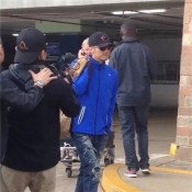 谢霆锋现身非洲录节目 心情大好见粉丝频回头