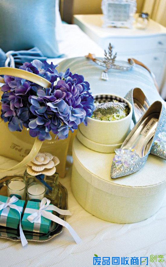 鲜花、香薰等都可以提升家里的浪漫气氛 鲜花、香薰等都可以提升家里的浪漫气氛