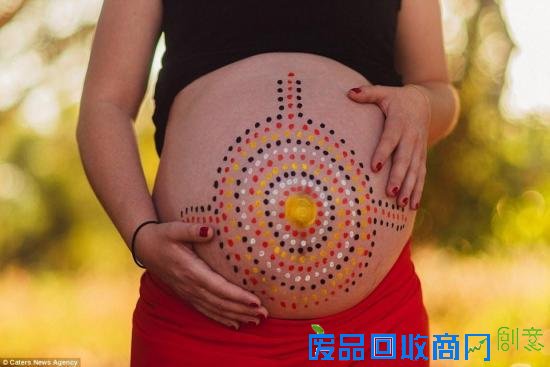 点击图片翻到下一页>> 摄影师揭秘土著部落新生儿仪式 浪漫唯美触人心弦