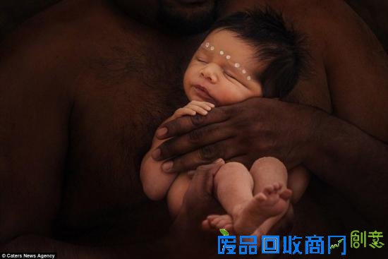 点击图片翻到下一页>> 摄影师揭秘土著部落新生儿仪式 浪漫唯美触人心弦