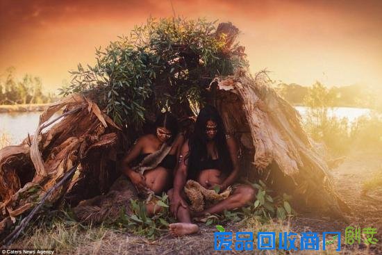 点击图片翻到下一页>> 摄影师揭秘土著部落新生儿仪式 浪漫唯美触人心弦