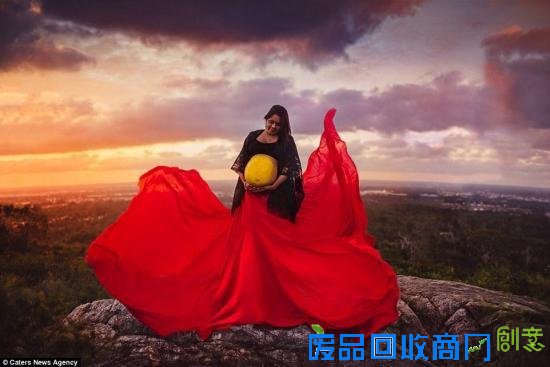 点击图片翻到下一页>> 摄影师揭秘土著部落新生儿仪式 浪漫唯美触人心弦