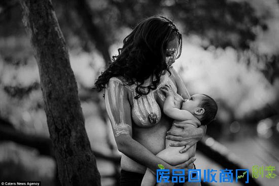 点击图片翻到下一页>> 摄影师揭秘土著部落新生儿仪式 浪漫唯美触人心弦