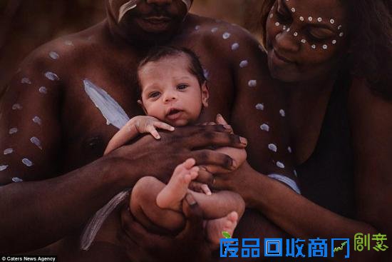 点击图片翻到下一页>> 摄影师揭秘土著部落新生儿仪式 浪漫唯美触人心弦