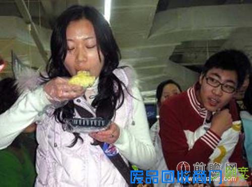 女子安检口吃光十斤榴莲流鼻血淡定擦干上车