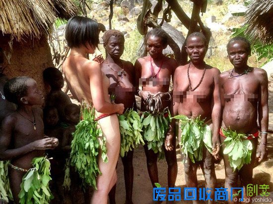 美女摄影师拍摄非洲裸体部落 入乡随俗表示尊重