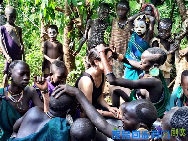 日本美女摄影师非洲部落“入乡随俗” 裸体以示尊重