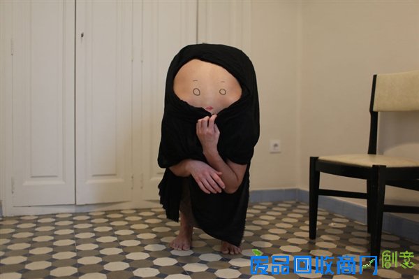 摄影师在美女背上作画 太逗B了