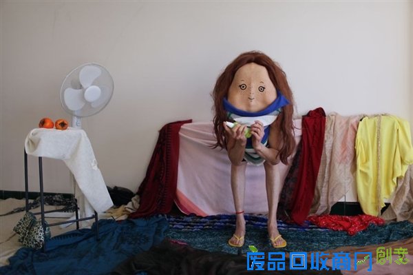 摄影师在美女背上作画 太逗B了