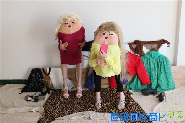 摄影师在美女背上作画 太逗B了