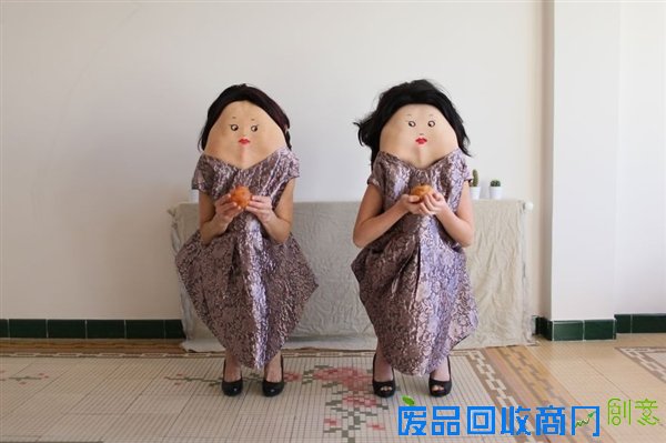 摄影师在美女背上作画 太逗B了