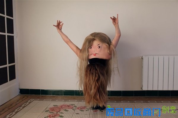 摄影师在美女背上作画 太逗B了