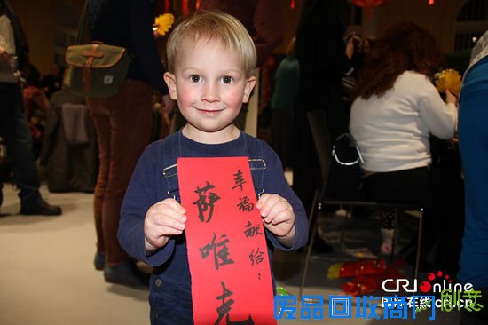 小朋友高兴地拿着写好的名字