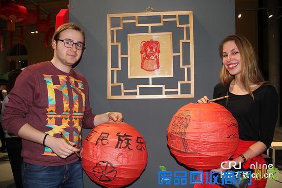 两个年轻人拿着画好的灯笼