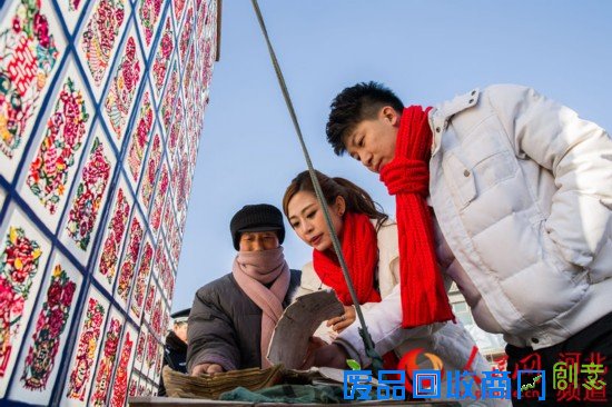 【网络媒体走转改】打树花赏剪纸 河北蔚县年味浓(图)