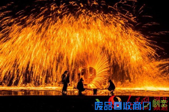 网络媒体走转改:打树花赏剪纸 河北蔚县年味浓(图)