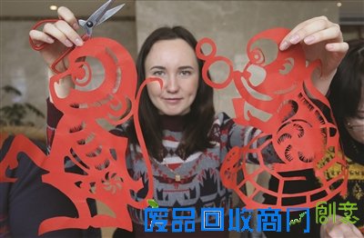 1月28日，一名外籍居民在连云港市墟沟街道滨海社区展示自己剪的猴子图案。