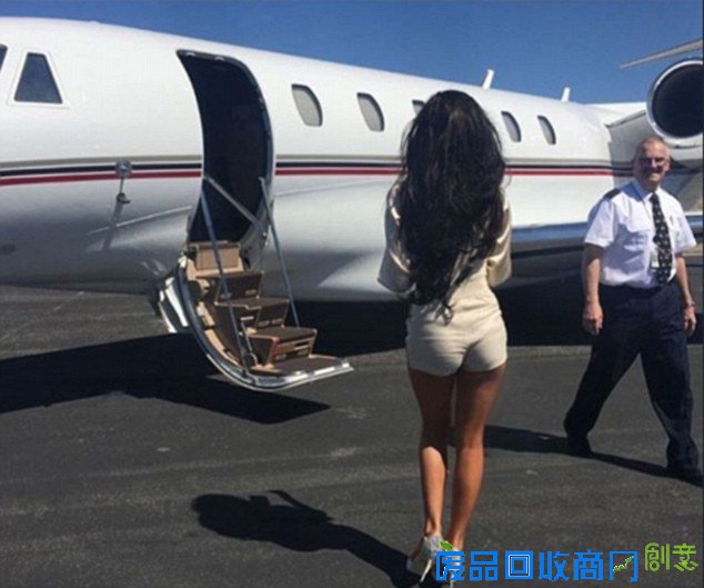 社交账号揭秘伦敦富豪圈:500元纸币擦鞋