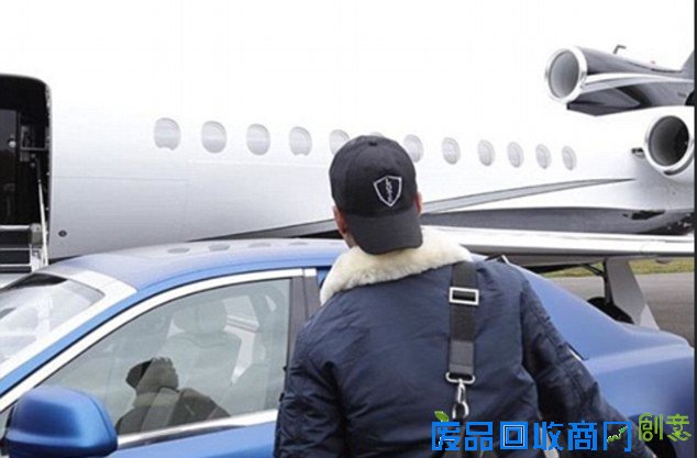 社交账号揭秘伦敦富豪圈:500元纸币擦鞋