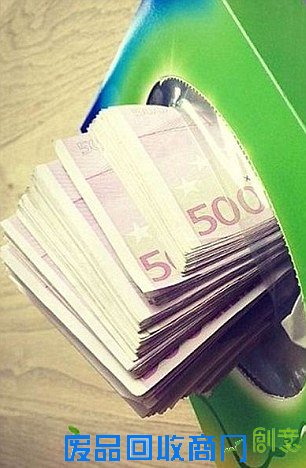 社交账号揭秘伦敦富豪圈:500元纸币擦鞋