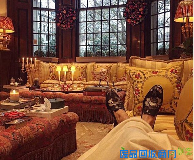 社交账号揭秘伦敦富豪圈:500元纸币擦鞋