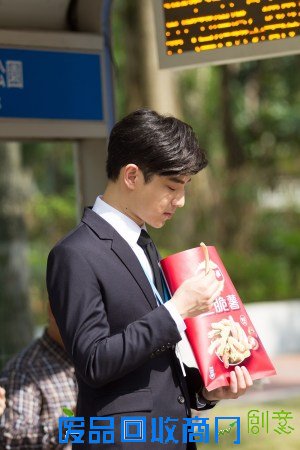 王大文首次演出音乐剧  剧本不离身就怕忘词