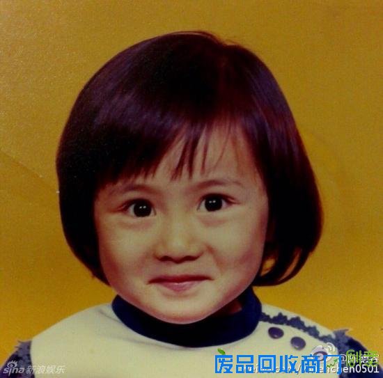 陈德容晒照忆父亲 一家三口婚纱照温馨