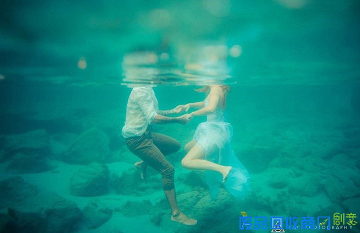 新婚夫妇拍摄水下唯美婚纱照成新时尚