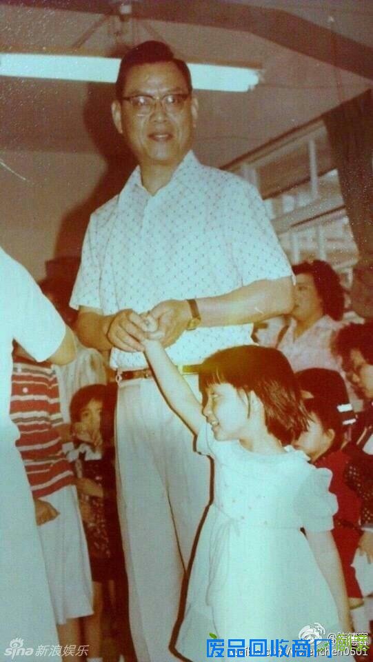 陈德容晒照忆父亲 一家三口婚纱照温馨