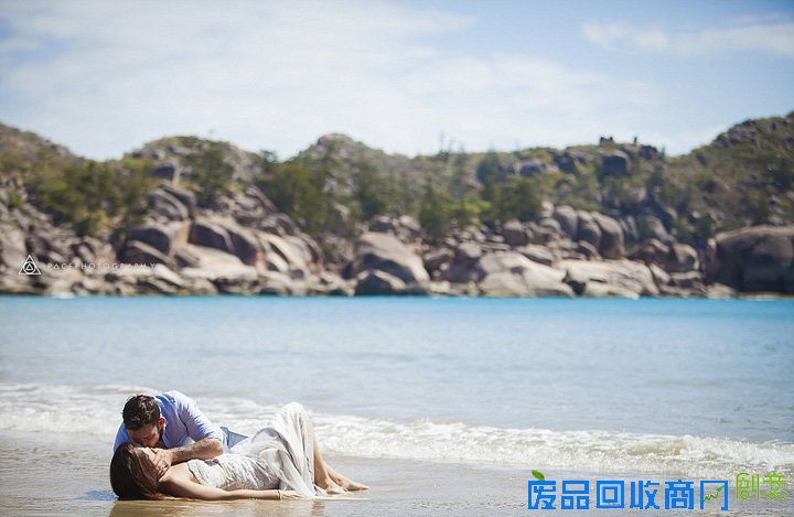 新婚夫妇拍摄水下唯美婚纱照成新时尚