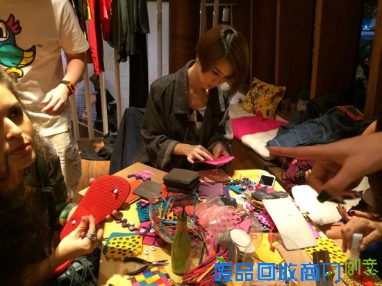 戚薇观战世界杯之余不忘呼吁环保