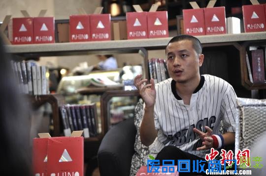 图为著名作家杨昌溢正在介绍自己的作品。陈超 摄