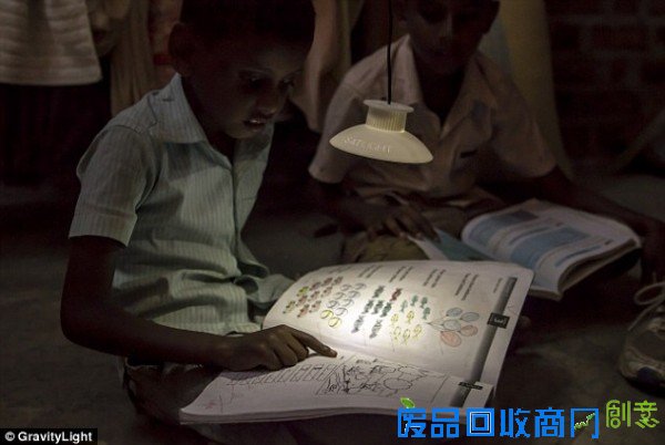 [图]英工程师团队开发出只借助重力就能维持照明的