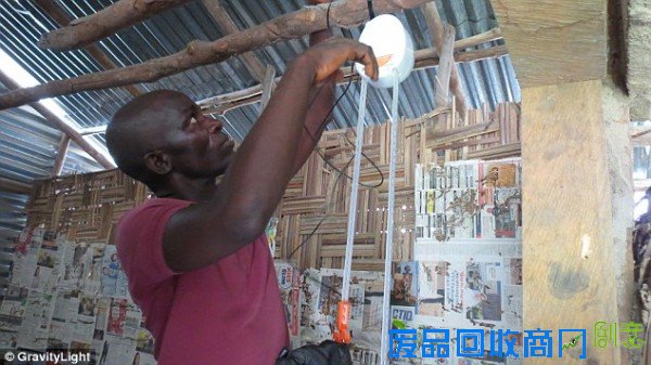 [图]英工程师团队开发出只借助重力就能维持照明的