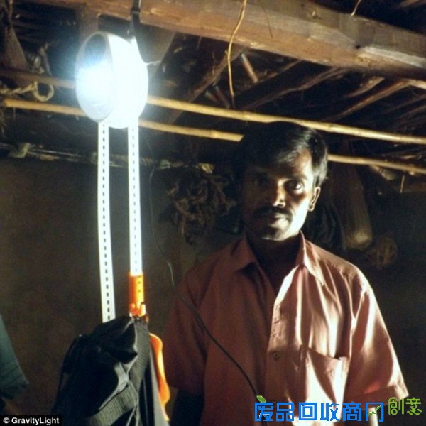 [图]英工程师团队开发出只借助重力就能维持照明的