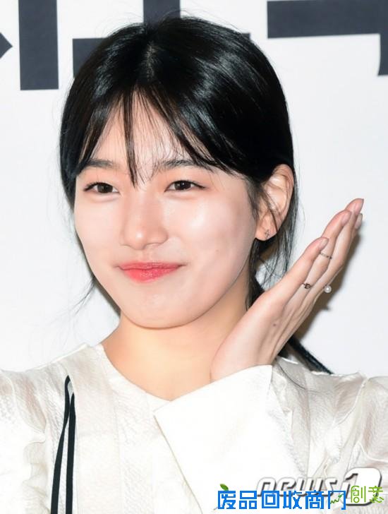 李敏镐女友秀智出席粉丝签名会 表情多变清纯可爱【组图】