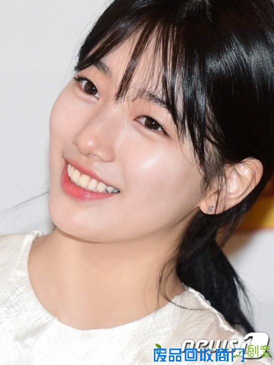 李敏镐女友秀智出席粉丝签名会 表情多变清纯可爱【组图】