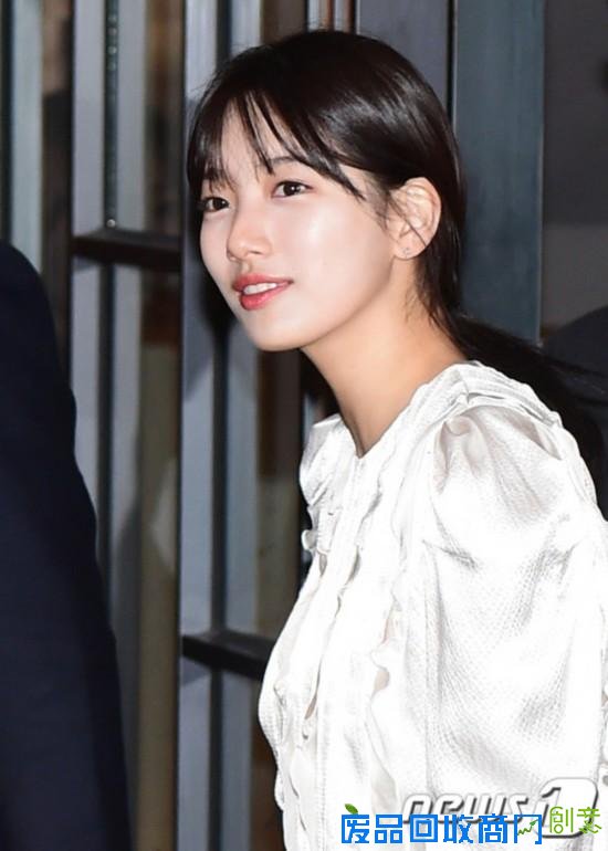 李敏镐女友秀智出席粉丝签名会 表情多变清纯可爱【组图】