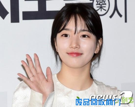 李敏镐女友秀智出席粉丝签名会 表情多变清纯可爱【组图】