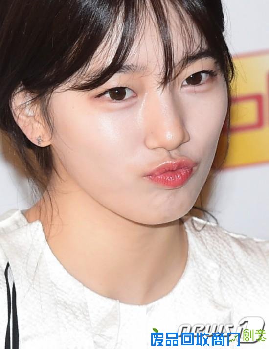 李敏镐女友秀智出席粉丝签名会 表情多变清纯可爱【组图】