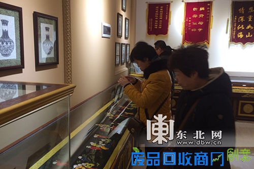 市民观看剪纸艺术展。东北网记者