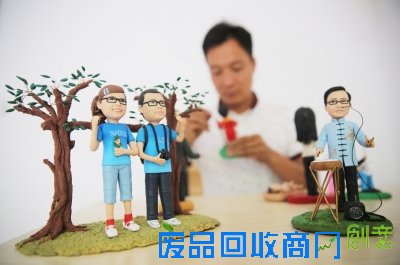6月12日，河南省宝丰县工艺师姬晓辉在修饰他创作的泥人作品。姬晓辉结合宝丰县曲艺之乡的特色，创作了以“说书人”为主题的系列泥人工艺品，以满足端午节市场的需求。新华社发（何五昌摄）