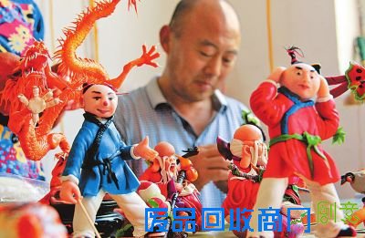 “面人陈”在制作面塑作品。