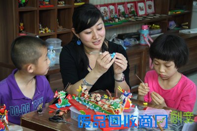 少年宫的“京工坊”感受中国传统面塑文化